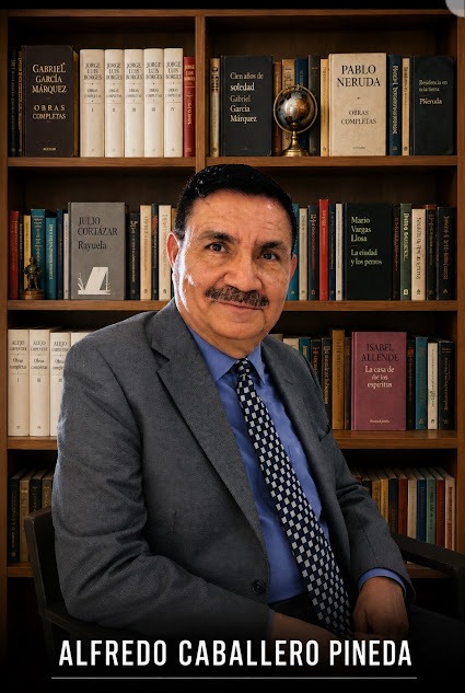 Alfredo Caballero Pineda de pie junto a su biblioteca